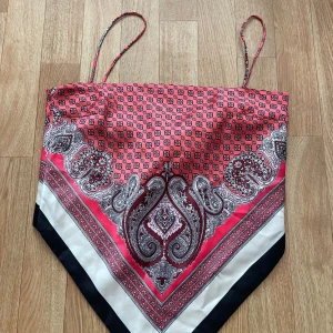 Mönstrad tubtopp från Zara - Säljer en snygg mönstrad tubtopp från Zara i storlek XS. Toppen har smala axelband och en croppad passform. Den är i riktigt bra skick och har aldrig använts 🥰