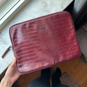 Rött datorfodral  - Säljer ett superfint datorfodral i den perfekta färgen till hösten. Utöver att märket tappat lite färg är fodralet i toppen skick❤️sänker ev. priset vid snabbt köp🙌🏼