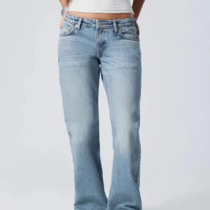 Lågmidjade jeans  - Säljer ett par jätte snygga lågmidjade jeans. Sitter sjukt snyggt och passar till allt. Jätte fint skick😍 Köpt för 600kr🤩 Skriv för fler bilder eller om du har funderingar!❤️ 