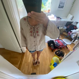 Blus - Blus från Gudrun Sjödén i storlek M och mycket mycket bra skick och säljer dyrt då den är köpt för 749kr och använd två gånger😋