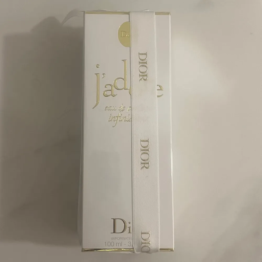 Helt ny och oöppnad Dior J’adore parfym som man kan se på de andra bilderna! Den är i 100 ml och pris kan diskuteras!🌸. Parfym.