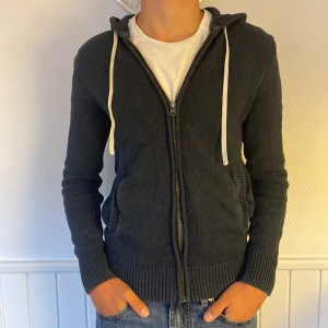 Stickad zip hoodie - Marinblå stickad zip hoodie från L.O.G.G HM