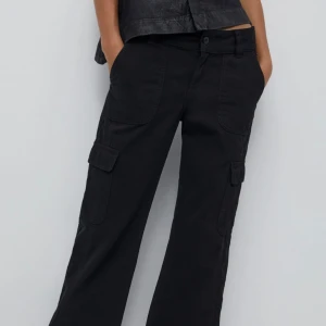 Pull & bear Cargo byxor - Svarta cargo byxor från pull & bear i helt nytt skick! 🖤