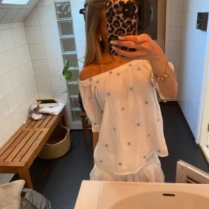 blommig blus!! - säljer denna gulliga blusen då den inte kommer till användning!! jätte fin och aldrig använd med prislapp kvar💕💕
