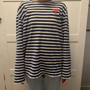 Comme des Garçons tröja (cdg)  - Säljer min fina cdg tröja, knappt använd. Säljes då den tyvärr inte kommer till användning! ☺️
