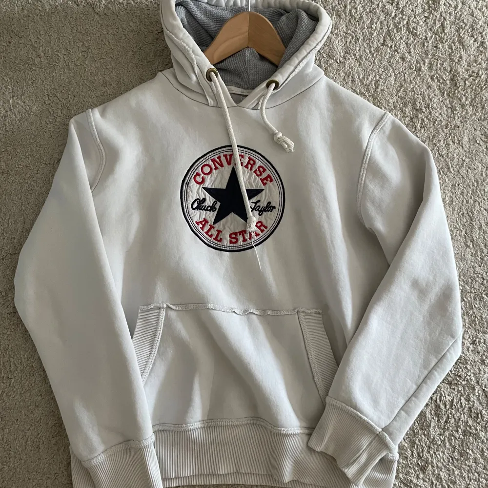 En hoodie från converse i storlek S. . Hoodies.