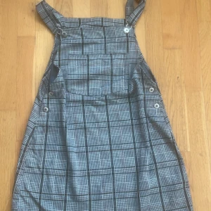 Hängslen klänning  - Jätte gullig klänning med hängslen