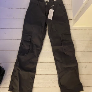 Lågmidjade cargobyxor - Lågmidjade cargobyxor. Aldrig använda, lappar kvar. Nypris 499