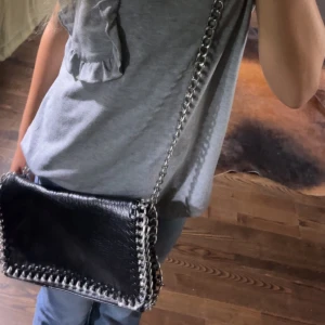 TIAMO VÄSKA💘 - SÄLJER DENNA JÄTTE FINA TIAMO VÄSKAN, HAR KNAPPT ANVÄNT DEN.🎀KÖPT JÄR PÅ PLICK🤭