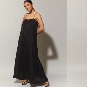 Gina Tricot Flowy maxi dress - Helt Ny   Inte används pga jag köpte fel storlek  Mjuk och skön material 