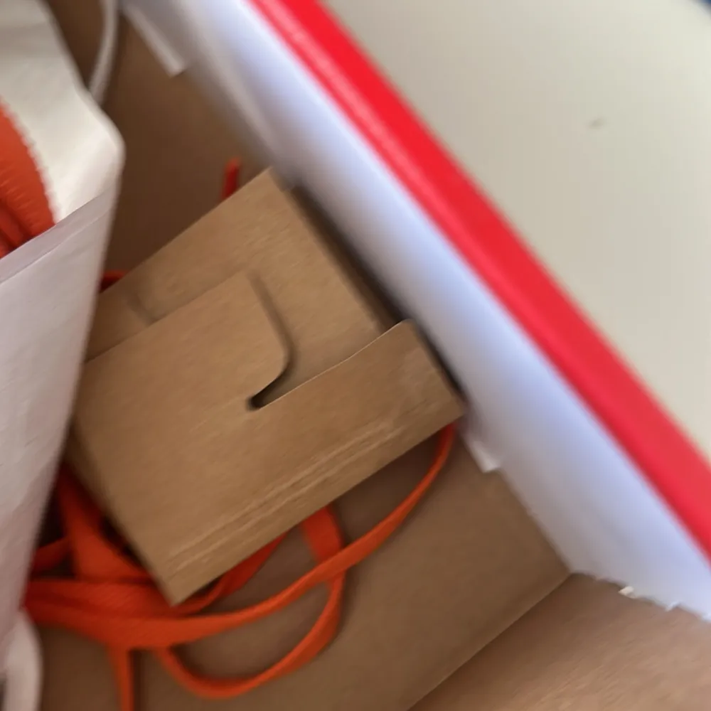 Tja! Jag säljer mina orangea jordan 1s i storlek 41. Dom är lite creasade och är ganska använda. Skick 6/10 .köpta i butik. Nypris:2100 mitt pris 699. Kengät.