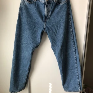 Blå jeans från Sweet Sktbs - Säljer ett par snygga blå jeans från Sweet Sktbs i storlek S. De är tillverkade i Turkiet och har en klassisk femficksdesign med dragkedja och knapp. Perfekta för vardagsbruk och kan matchas med nästan vad som helst. Passa på att fynda dessa stilrena jeans!
