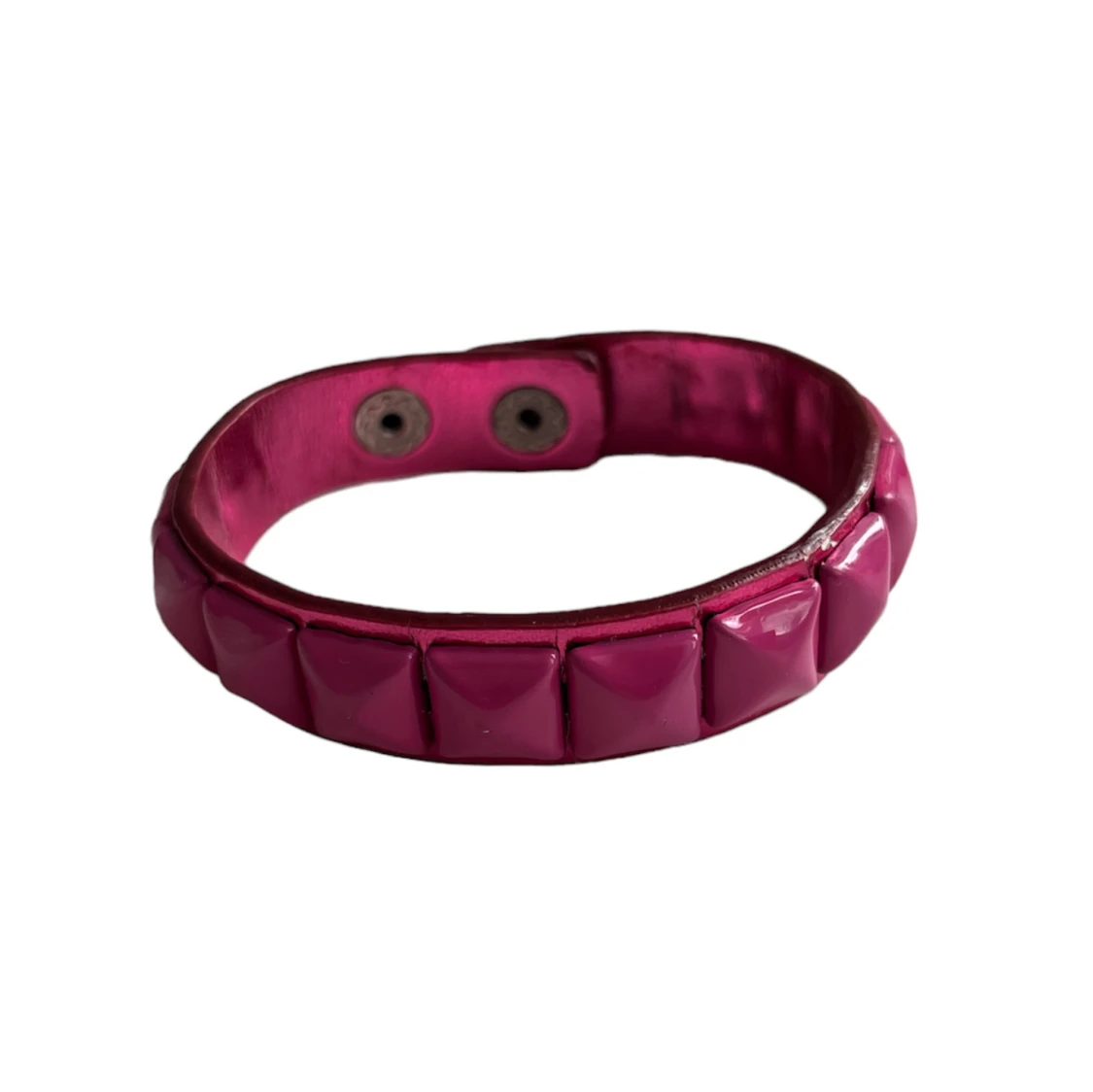 Rosa armband med nitar