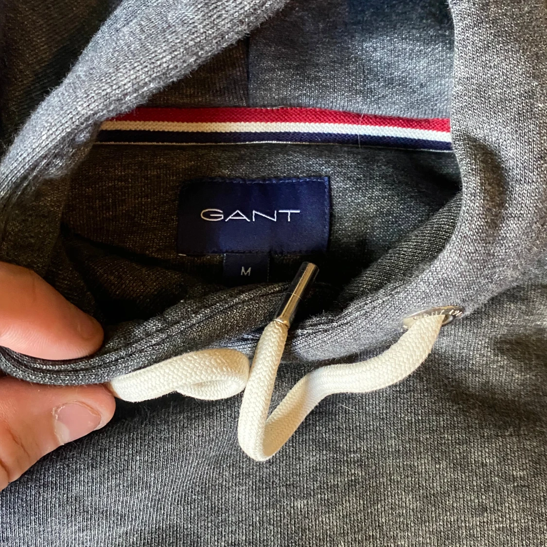 Grå hoodie från GANT - 90