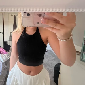 Halter topp - Jättefin halterneck topp med fint mönster på!💗 Skulle säga den liten i storleken!!!