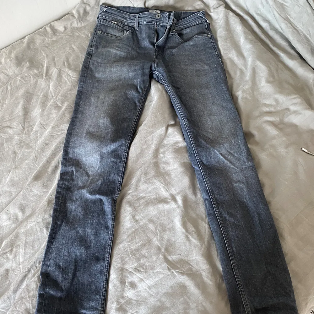 Slim jeans från pepe jeans, extremt bra skick. Perfekta till hösten och lite kyligare dagar. Nypris ca 1000 kr. Säljer då de är lite för långa för mig! (Är 179)  Hör av er vid funderingar!. Jeans & Byxor.