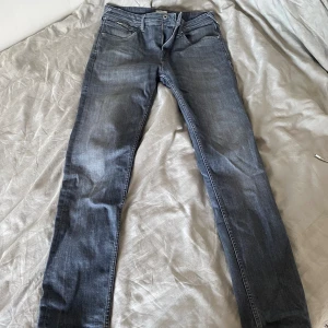 Grå slim jeans - Slim jeans från pepe jeans, extremt bra skick. Perfekta till hösten och lite kyligare dagar. Nypris ca 1000 kr. Säljer då de är lite för långa för mig! (Är 179)  Hör av er vid funderingar!