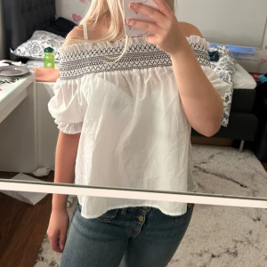 Off shoulder topp - Säljer denna köp i Frankrike. Aldrig använd💗 Har ingen storlek men passar bra på mig som har stolen s