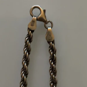 Cordell halsband i 925 silver - Ett cordell halsband i 925 silver som är stämplat på fyra olika ställen.  3mm brett och 45cm långt. Har även rengjort halsbandet nyligen.