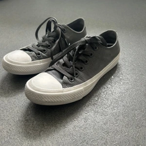 Gråa Converse All Star sneakers - Säljer ett par gråa Converse All Star sneakers i storlek 37-38. Skorna är i bra skick med vita sulor och snörning. Perfekta för vardagsbruk och passar till de flesta outfits. säljer pga att jag använder dem väldigt sällan.