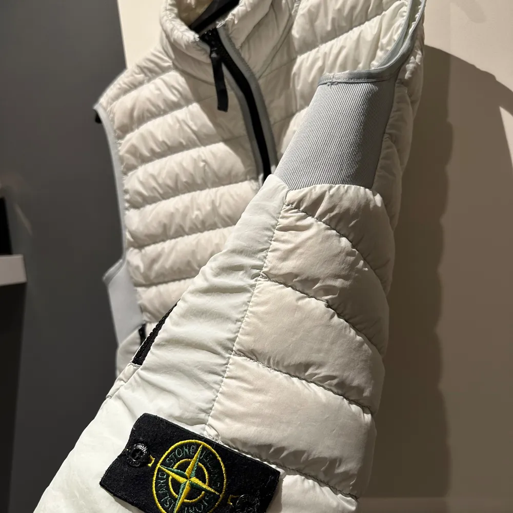 Stone island väst som är  perfekt nu till hösten.   Storlek M.   Använd endast ett fåtal gånger då jag tröttna, så den är i bra skick.. Jackor.