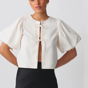 Ginatricot blus - Säljer den här superfina blusen från ginatricot då den ej kommit till använding. Superfint skick då den endast är använd två gånger. Den är slutsåld på ginatricots hemsida. Skriv för fler bilder eller om du har några frågor 💕