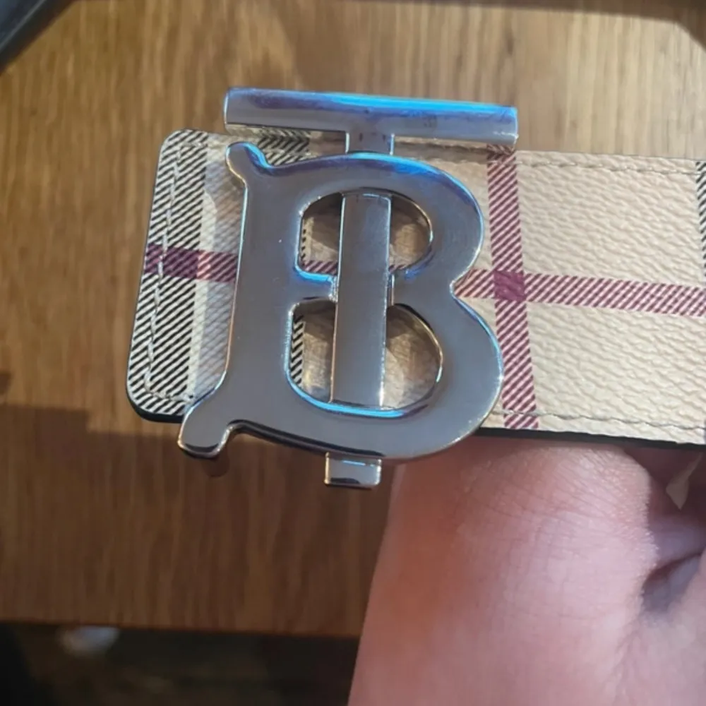 Hej! Burberry bälte till salu, skick 10/10!!. Accessoarer.