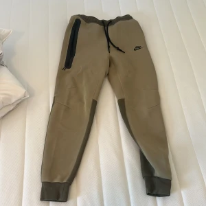 Nike tech byxor - Säljer nu dessa Nike tech byxor, nästan helt oanvända. Säljer dom eftersom att jag inte använder dom så mycket.