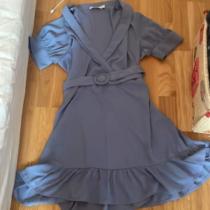 Blå klänning med bälte - Bra skick, bältet inkluderat