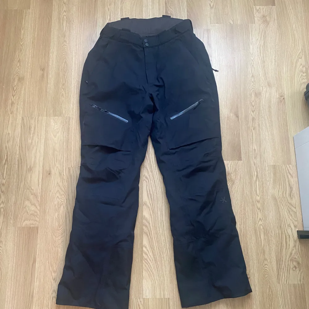 Everest skidbyxa i storlek M. Med ventilationsdragkedjor och Recco. Fint skick inga revor.  Nypris 1499kr. Jeans & Byxor.