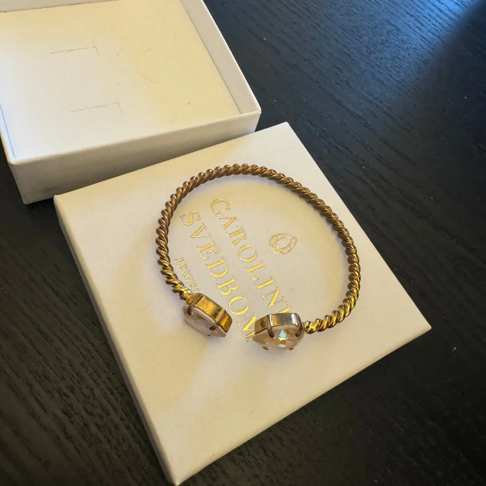 säljer mitt caroline Svedbom armband. Armbandet har rostat lite på sidorna då jag säljer det billigare. Kan skicka närmare bilder på armbandet om de önskas. Köpt det för 795 kr och säljer istället för 350kr. Accessoarer.