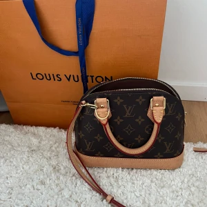 Louis Vuitton väska  - Säljer min fina Louis Vuitton väska som är köpt i maj detta året, köpt i Stockholm i Louis Vuitton butiken. Kvitto, dustbag och alla tillbehör finns kvar. Skriv för fler bilder 🩷ÖPPEN FÖR PRISFÖRSLAG 