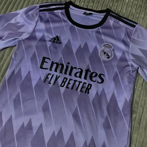 Real Madrid tröja Benzema nummer 9 - Stolek S massar stolek M oxå köpte för cirka 1000(pris diskuteras privat)finns ett par shorts man får med om man köper 