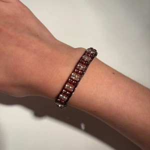 Armband lila,rosa och vit - Ett handgjort pärlarmband med lila,rosa och vita genomskinliga pärlor 14cm!