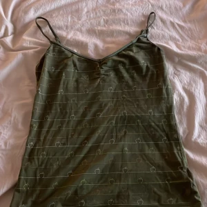 Linne  - Sitter som S