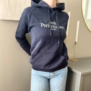 Peak performance hoodie mörkblå - Sällan använd peak performance hoodie. Skulle tex kunna användas som extra plagg för träning.⛅️🌿🏃‍♀️‍➡️🍁💗