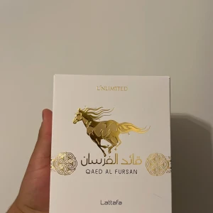 Lattafa Qaed Al Fursan  - En somrig vanilj/kokos parfym som är unisex. Ganska god men satt inte bra på just mig. Säljer den billigare då jag öppnat den och sprayat 1 gång för att känna lukten. Inköp pris 353kr 