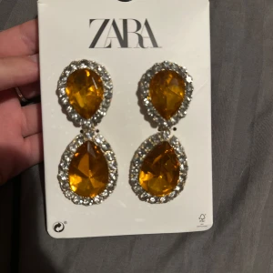 Zara örhängen  - Örhängen från zara skit snygg men tyvärr inte använda..:( Köpt för 150kr säljer för 100kr pris kan diskuteras 