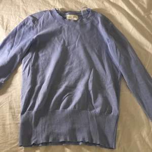 Finstickad ljusblå tröja - Jättefin finstickad tröja💞 har ett litet hål på sidan men inget jättesynligt💔 Annars som ny. Säljer pga att den aldrig riktigt kommit till användning