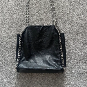 Svart Tiamo Väska  - Säljer min jättesnygg Tiamo väska har nästan aldrig använt den den är som ny ❤️