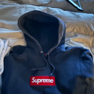 Supreme Box Logo  - Cond 7/10 Ägt sen 2020 Lite stor i storleken, passar mig som är medium Lite sliten runt huvan men inga skador. Nypris på stockx $2300
