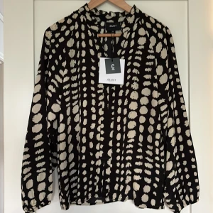 Blus från Object - Helt ny blus från Object . Storlek 36.