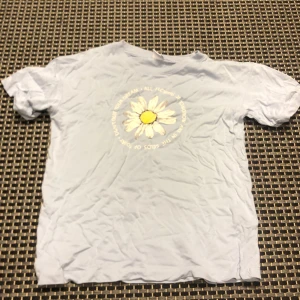 Blå t-Shirt med tryck - En blå t-Shirt med ett tryck! Tunt och skönt material!! Fint skick!❣️