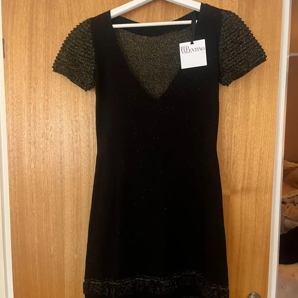 Red valentino klänning nypris 5675, säljer för 2000kr. Klänningen är storlek xl men det är en italiensk storlek så jag skulle säga att den passar en 38 . Mekot.