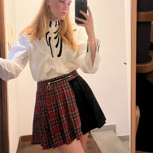 Rutig kjol med bälte - Säljer en superfin rutig kjol i rött och svart med en zip i midjan. Kjolen är kort (miniskirt), passar en storlek M skulle jag säga 🖤❤️