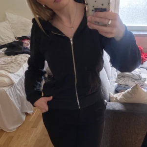 Svart zip-hoodie - En svart ziphoodie från Lager157🖤