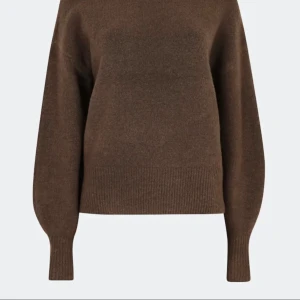 Brun stickad tröja från BikBok - Säljer denna stickade tröja från BikBok då den inte används längre💕