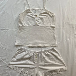 Brandy Melville, pyjamas set - Shortsen är i bra skick, inga fläckar. Linnet är lite mer slitet, slitna sömmar på banden (se sista bilden), en liten fläck på ryggen och en på framsidan om man kollar noga, lite missfärgade under ärmarna, syns knappt. 
