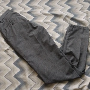 Grå kostym byxa (XS) - Säljer en grå stillig kostym byxa stickad i Italien Märke (Daniel De Prato) (XS) 13-14 år