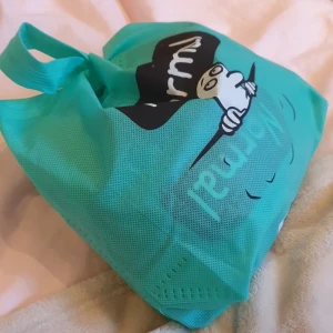 Turkos shoppingväska med tryck - 2 tröjor ett par byxor